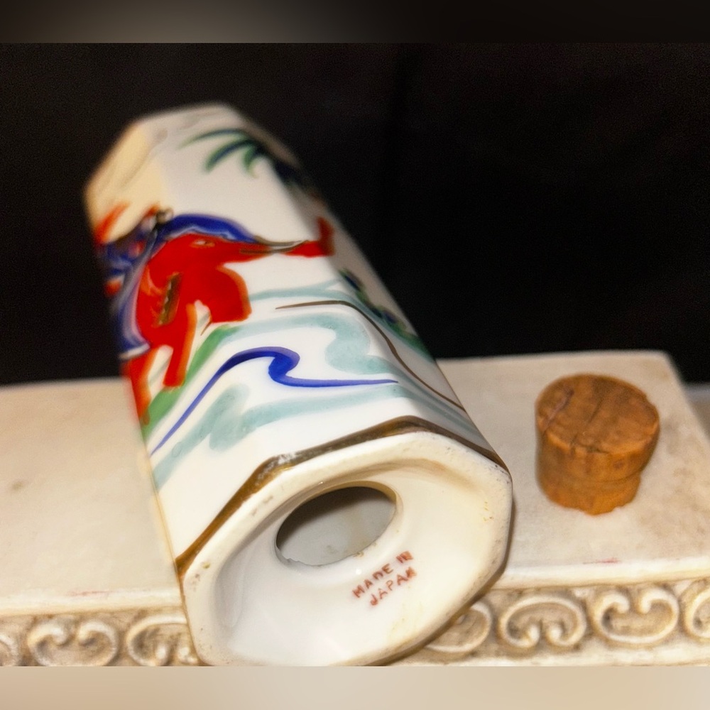 Japanese, hand painted cheese / spice shaker. 5.25” - Picture 6 of 9